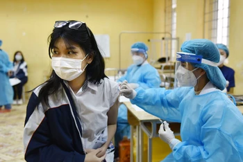 Tiêm vaccine phòng Covid-19 cho học sinh Trường THPT Quang Trung, quận Ðống Ða, TP Hà Nội. Ảnh: THẾ ÐẠI 