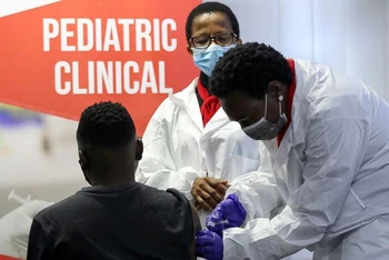 Tiêm vaccine phòng Covid-19 cho trẻ em và thanh thiếu niên ở Pretoria, Nam Phi, ngày 10/9/2021. (Ảnh: Reuters)