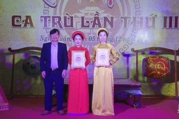 Lãnh đạo huyện Nghi Xuân trao giải xuất sắc cho hai thí sinh tham dự liên hoan. 