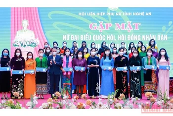 Lãnh đạo Trung ương Hội Liên hiệp phụ nữ Việt Nam và tỉnh Nghệ An tặng quà lưu niệm các nữ đại biểu Quốc hội, HĐND tỉnh, nữ lãnh đạo, quản lý. (Ảnh: THÀNH DUY)