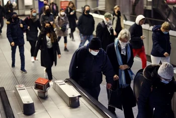 Hành khách tại ga tàu điện ngầm Westminster trong giờ cao điểm buổi sáng, London, Anh, ngày 1/12/2021. (Ảnh: Reuters)
