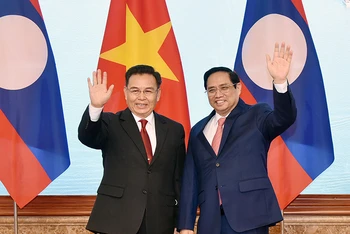 Thủ tướng Phạm Minh Chính và Chủ tịch Quốc hội Lào Saysomphone Phomvihane.