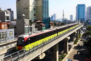 Ngày 6/12, dự án metro Nhổn - ga Hà Nội vận hành các đoàn tàu với tốc độ 80km/h ở chế độ tự động để kiểm tra, đánh giá. (Ảnh: Thành Đạt)