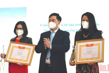 Ông Phạm Minh Tuấn, Giám đốc - Tổng Biên tập Nhà xuất bản Chính trị quốc gia Sự thật trao thưởng cho các thí sinh đạt giải.