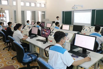 Một tiết học ứng dụng công nghệ tại Trường cao đẳng Cơ điện Hà Nội.