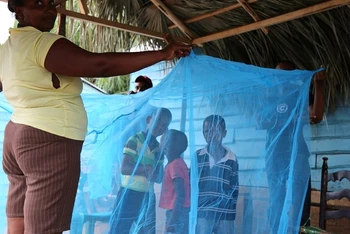 Người dân châu Phi chăng màn chống muỗi đề phòng sốt rét. (Ảnh: Liên hợp quốc)