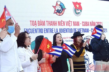 Đại biểu Việt Nam-Cuba giao lưu tại tọa đàm.
