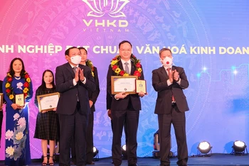 Ông Lê Quang Vinh, Phó Tổng Giám đốc Vietcombank nhận Chứng nhận doanh nghiệp đạt chuẩn văn hóa kinh doanh Việt Nam và kỷ niệm chương từ Ban Tổ chức chương trình.