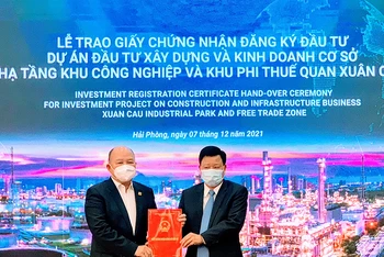 Trưởng ban Quản lý Khu kinh tế Hải Phòng trao giấy chứng nhận đầu tư cho Công ty cổ phần đầu tư Xuân Cầu-Lạch Huyện.