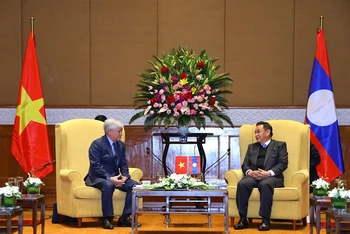 Đồng chí Đỗ Văn Chiến trao đổi với Chủ tịch Quốc hội Lào Saysomphone Phomvihane. Ảnh: VĂN ĐIỆP