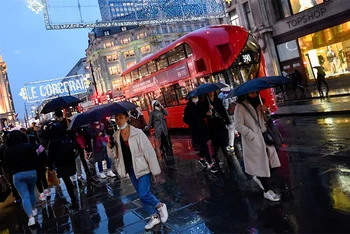 Phố Oxford tại London, Anh, trước mùa Giáng sinh năm 2020. (Ảnh: Reuters)
