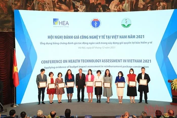 Thứ trưởng Y tế Nguyễn Trường Sơn trao chứng nhận cho các báo cáo viên trong nước.