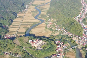 Sông Năng đoạn chảy qua thị trấn Chợ Rã, đi qua nhiều đất sản xuất nhưng chưa hoàn thiện kè bảo vệ, chống sạt lở.