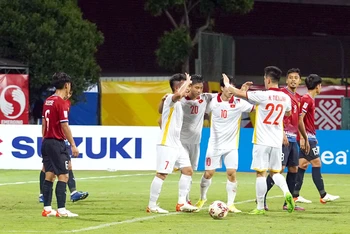Đội tuyển Việt Nam thắng Lào với tỷ số 2-0 nhờ bàn thắng của Công Phượng và Phan Văn Đức. 