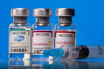 Nhiều quốc gia trên thế giới đã và đang triển khai tiêm kết hợp nhiều loại vaccine ngừa Covid-19 trong bối cảnh phải đối mặt với số ca nhiễm tăng cao. (Ảnh: Reuters)