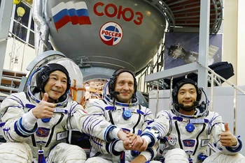 Tỷ phú Yusaku Maezawa (trái) cùng nhà du hành vũ trụ Nga Alexander Misurkin và trợ lý Yozo Hirano. (Ảnh: Reuters)