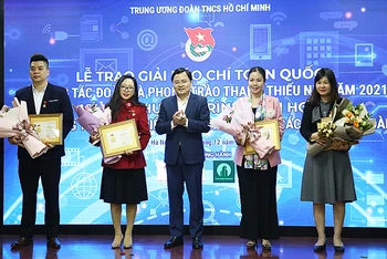 Đồng chí Nguyễn Anh Tuấn (đứng giữa trong ảnh) trao Kỷ niệm chương “Vì thế hệ trẻ” tặng các nhà báo có thành tích xuất sắc, đóng góp tích cực vào công tác Đoàn và phong trào thanh thiếu nhi.
