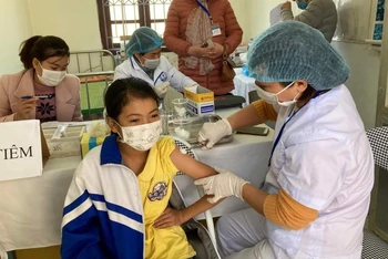 Tiêm vaccine phòng Covid-19 cho trẻ em tại huyện Ngân Sơn.
