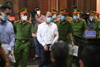 Bị cáo Lê Tấn Hùng trong phiên xét xử sáng 8/12.