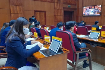 Đại biểu HĐND tỉnh Cao Bằng nghiên cứu tài liệu phục vụ kỳ họp trên máy tính.