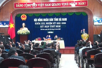 Các đại biểu HĐND tỉnh Hà Nam biểu quyết thông qua các nghị quyết tại Kỳ họp.