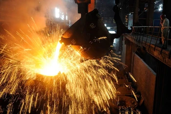 Công đoạn sản xuất tại một nhà máy thép ở Trung Quốc. (Ảnh: Reuters)