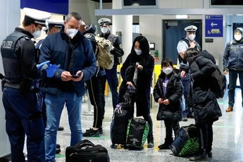 Các nhân viên an ninh kiểm tra hộ chiếu của hành khách tại sân bay Frankfurt, Đức. (Ảnh: Reuters)