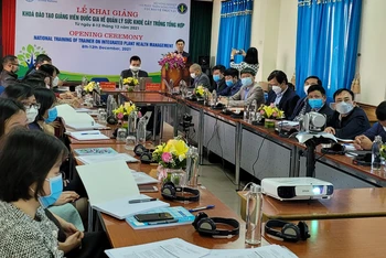 Phó Cục trưởng Bảo vệ thực vật Nguyễn Quý Dương phát biểu tại lễ khai giảng.