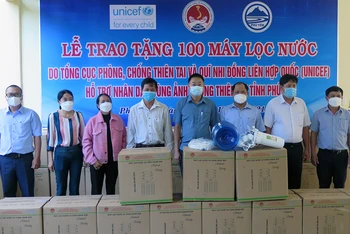 Phú Yên tiếp nhận máy lọc nước hỗ trợ người dân vùng lũ.