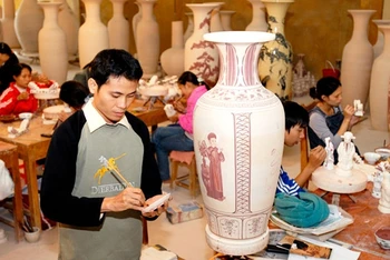Xưởng sản xuất gốm mỹ nghệ tại Công ty cổ phần gốm Chu Đậu, huyện Nam Sách (Hải Dương). Ảnh: NGUYỄN ĐĂNG