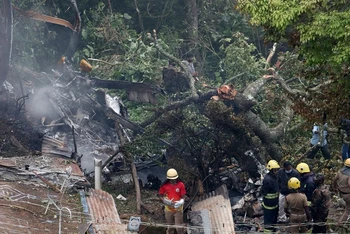 Nhân viên cứu hộ làm nhiệm vụ tại hiện trường vụ rơi máy bay ở khu vực Coonoor thuộc huyện Nilgiris, Ấn Độ. (Ảnh: REUTERS)