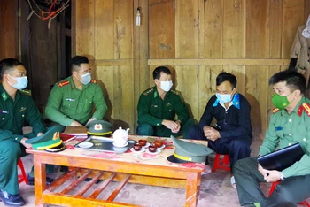 Cán bộ, chiến sĩ Công an, Bộ đội biên phòng Điện Biên thăm gia đình anh Hờ trên biên giới.