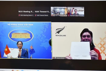 Bộ trưởng Bùi Thanh Sơn và Bộ trưởng Ngoại giao New Zealand Nanaia Mahuta ký trực tuyến Chương trình hành động Việt Nam-New Zealand giai đoạn 2021-2024 - Ảnh: BNG