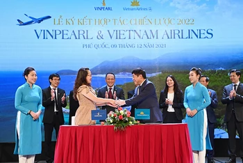 Ký kết thỏa thuận hợp tác chiến lược hàng không du lịch giữa Vietnam Airlines và Vinpearl.
