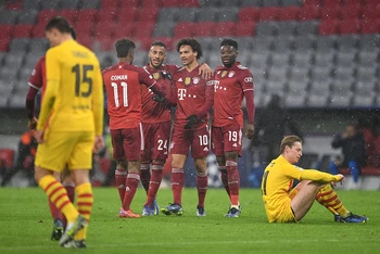Barca tuyệt vọng trong thất bại 0-3 trước Bayern. (Ảnh: Getty Images)