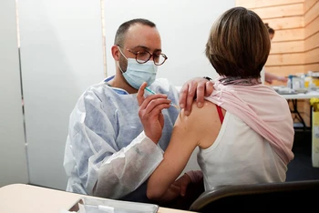 Tiêm vaccine ngừa Covid-19 cho người dân tại Pháp. (Ảnh: Reuters)