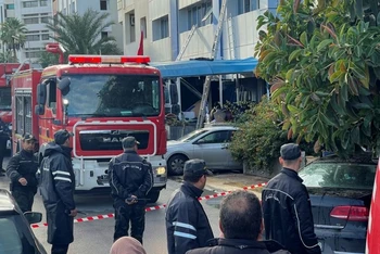 Lực lượng cứu hỏa dập đám cháy tại trụ sở đảng Ennahdha ở thủ đô Tunis của Tunisia. (Ảnh: REUTERS)