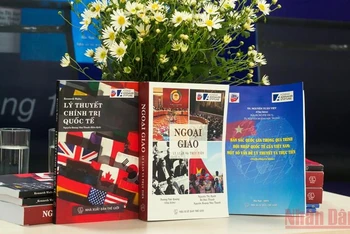 Bộ 3 cuốn sách nghiên cứu quan hệ quốc tế được biên soạn bởi nhóm các tác giả từ Học viện Ngoại giao, với kinh nghiệm dày dặn trong ngành ngoại giao cùng nhiều năm nghiên cứu, giảng dạy quan hệ quốc tế.