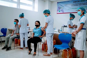 Đẩy nhanh tiến độ tiêm vaccine ngừa Covid-19 cho các đối tượng từ 12 tuổi trở lên là biện pháp quan trọng trong phòng, chống dịch.