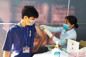 Nhân viên y tế tiêm vaccine phòng Covid-19 cho thiếu niên ở Thanh Hóa.