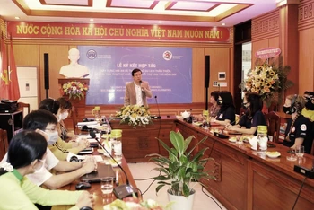 Ông Nguyễn Thế Hùng, Phó Chủ tịch Thường trực UBND TP Hội An phát biểu tại lễ ký kết.