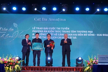 Ông Trần Ngọc Chính - Nguyên Thứ trưởng bộ Xây dựng, Chủ tịch Hội Quy hoạch Phát triển đô thị Việt Nam và ông Đào Ngọc Thanh - Chủ tịch HĐQT Tổng Công ty CP VINACONEX, Chủ tịch HĐQT Công ty Vinaconex-ITC trao hoa và cúp cho đội thi đạt giải.