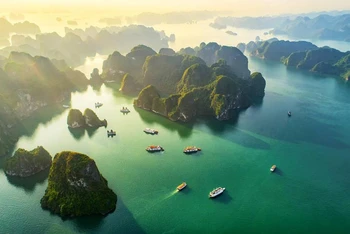 Vịnh Hạ Long vừa được tạp chí du lịch Travel + Leisure xếp hạng là 1 trong 55 điểm đến đẹp nhất thế giới (Ảnh: CTV)