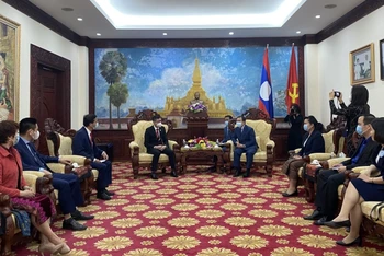 Đại sứ Lào tại Việt Nam tiếp đại diện Công ty KTS Việt Nam.