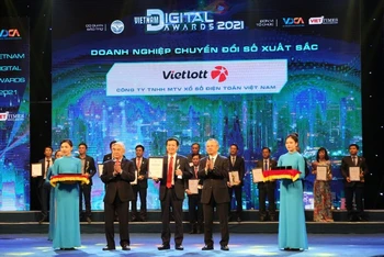Ông Phạm Ngọc Tú, Phó Tổng Giám đốc công ty đại diện nhận giải thưởng 