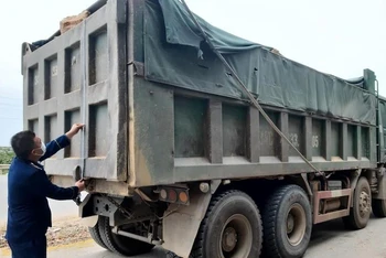 Một phương tiện chở vật liệu xây dựng trên quốc lộ 18 bị kiểm tra. (Ảnh: Tổng cục Đường bộ Việt Nam)