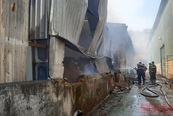 Nhà xưởng công ty bị sập hàng nghìn mét vuông do vụ cháy.