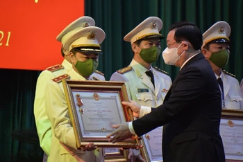 Chủ tịch Quốc hội Vương Đình Huệ trao tặng Bằng khen của Thủ tướng Chính phủ cho các cá nhân của Bộ Công an có thành tích xuất sắc trong công tác phòng, chống dịch Covid-19.