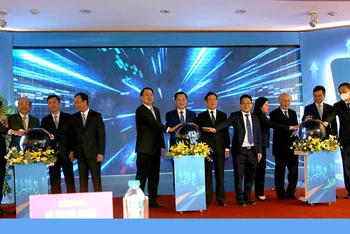Phó Thủ tướng Lê Minh Khái, Bộ trưởng Tài chính Hồ Đức Phớc cùng các đại biểu thực hiện nghi thức ra mắt chính thức Sở giao dịch chứng khoán Việt Nam. Ảnh: VNX 