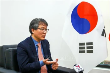 Đại sứ Việt Nam tại Hàn Quốc Nguyễn Vũ Tùng trả lời phỏng vấn. (Ảnh: Anh Nguyên/TTXVN)